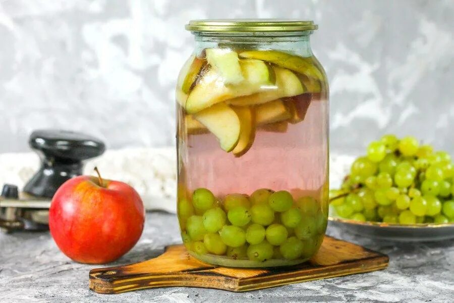 Как делать компот из винограда на зиму. Яблочно грушевый компот. виноградный компот. компот из винограда. компот из винограда на зиму.