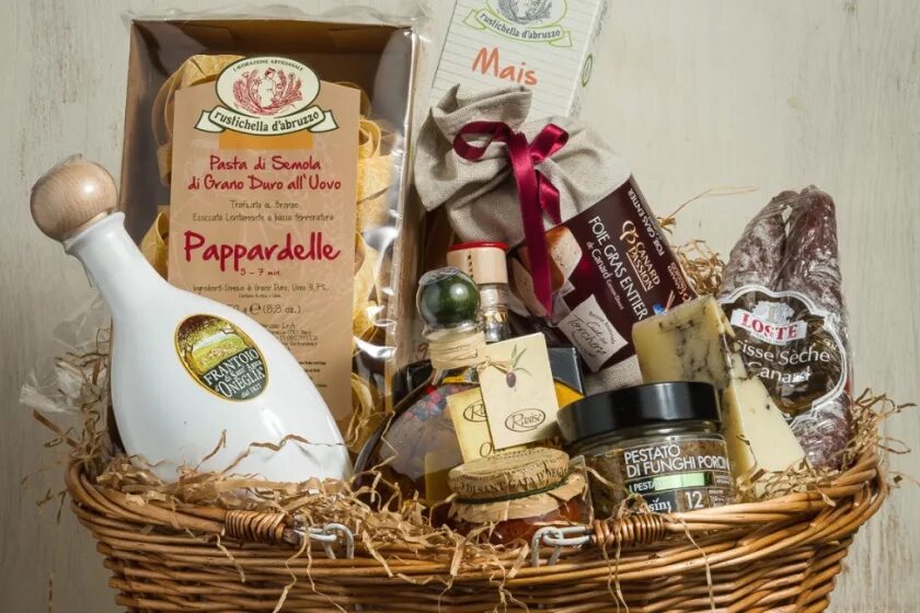 Подарок отделу продаж. Подарок отделу продаж. Подарочная корзина "зож". Памятные сувениры. Подарочная корзина с черной икрой и трюфелем.