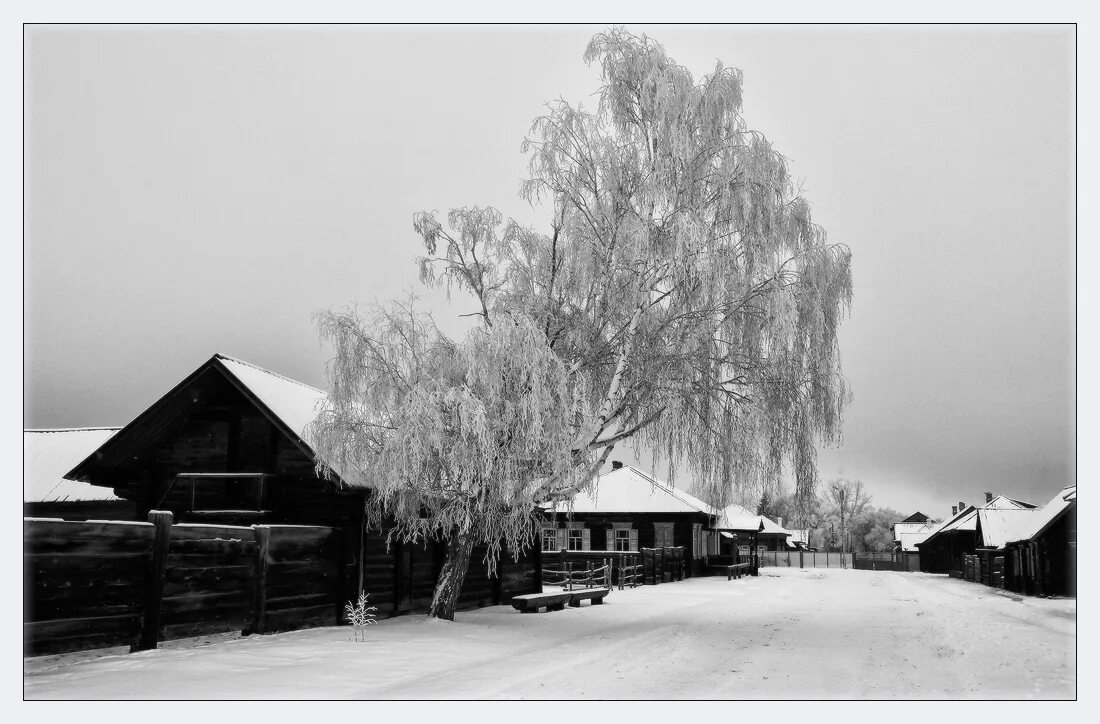 Деревня белая. Есенин деревня зима. Зима русская деревня Есенина. Белая зима в деревне. Деревня зима черно белое.