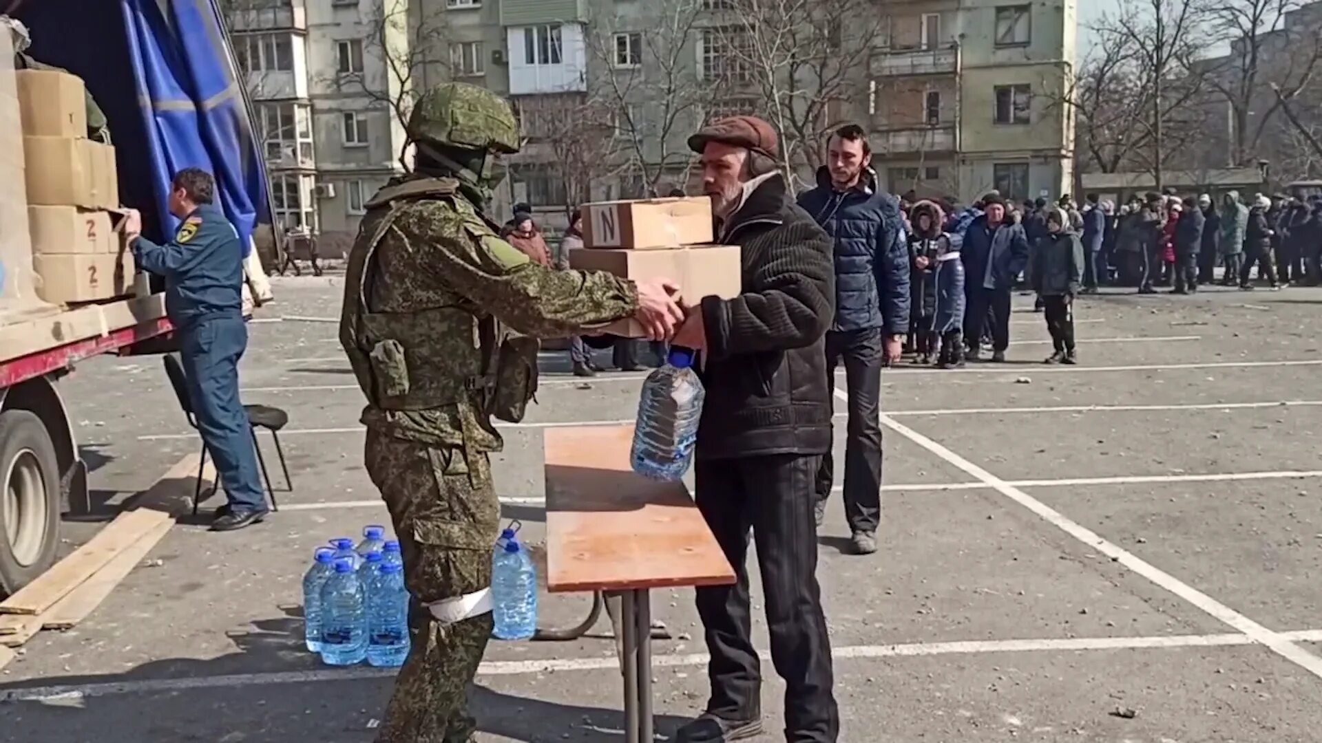 Раздача гуманитарных. Раздача гуманитарной помощи в мариуполе.