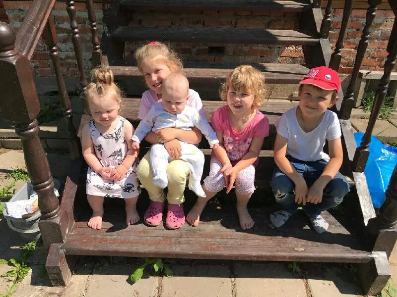 Многодеточка кантемирова. Анна кантемирова многодетная семья. Анна кантемирова многодетная семья. Семья кантемировых. 7-я колесниковы.