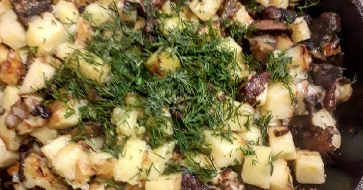Жареная картошка на тарелке. Картофель жареный с лисичками. Картошка с опятами. Рецепт жареной картошки с лесными грибами. Карточки грибы.