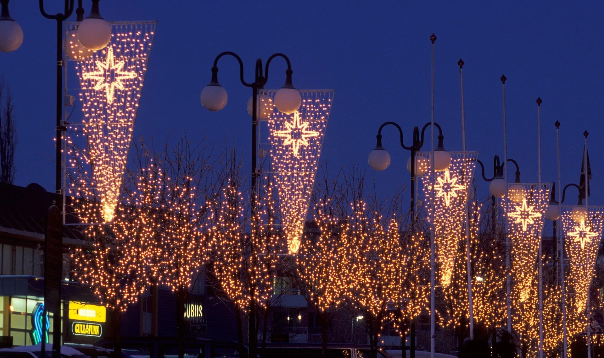 Новогоднее украшение деревьев. Уличные украшения. Новогодние уличные украшения. Новогодний уличный декор. Новогодние светодиодные украшения для улицы.