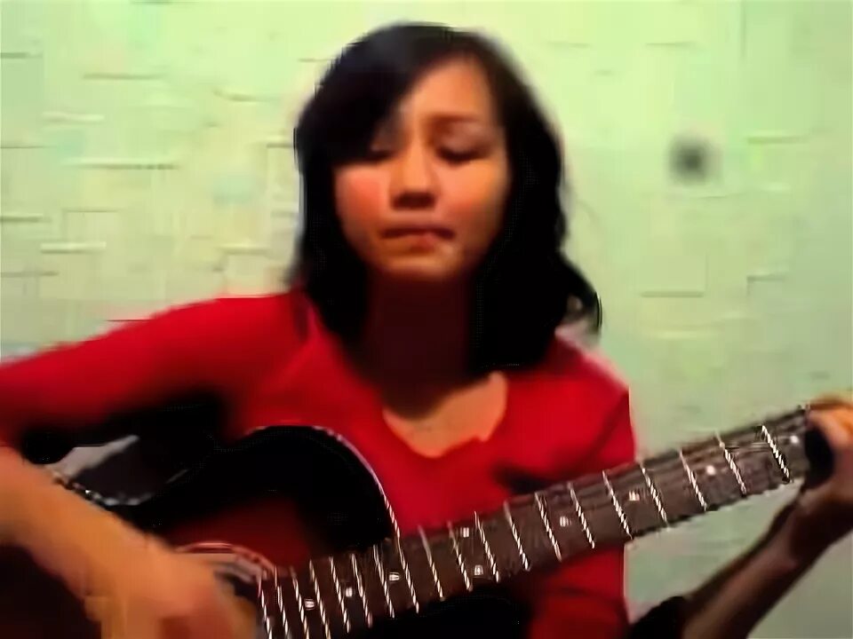 Стоп стоп музыка гитара. Девушка на гитаре поет казашка. Стоп стоп музыка танцует девушка с другим.