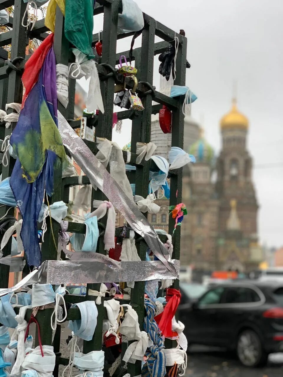 Повесить замок на мосту Москва. Навешенный замок.