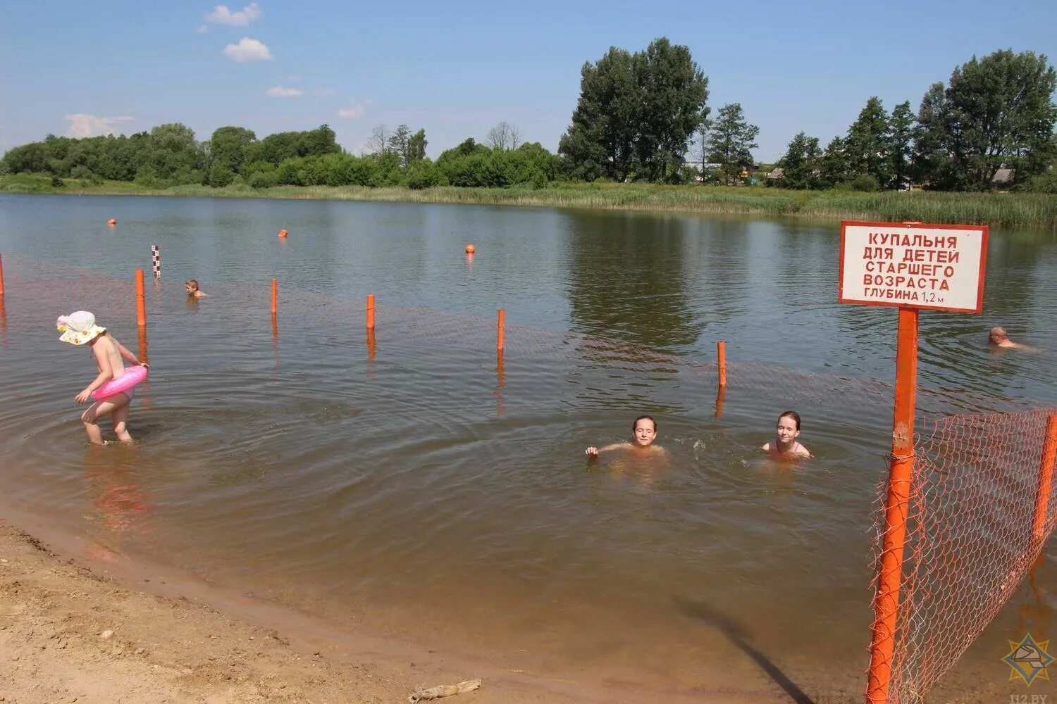 Купание в водоемах. Купаться в водоеме. Безопасное место для купания. Пляж на озере. Зона купания