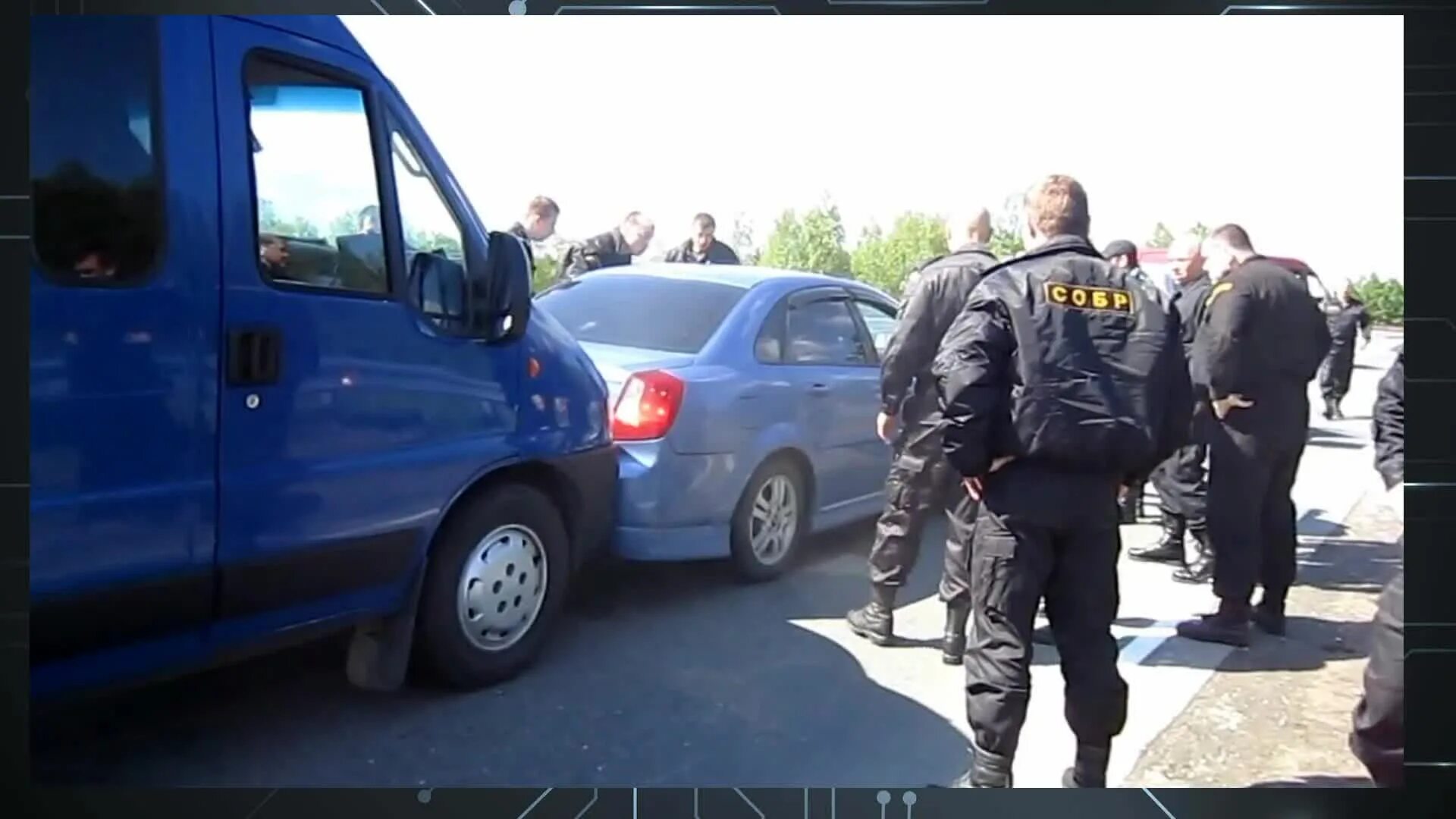 Омон собр фсб. Собр подрезал на дороге. Собр на дороге. Спецназ полиции. Полицейский с автоматом.