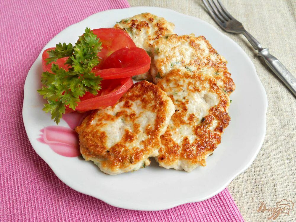 Оладушки из фарша индейки. Куриные оладьи "просто и вкусно". Котлеты индюшиного фарша. Куриные оладьи из куриной грудки. Рубленные котлеты из грудки со сметаной