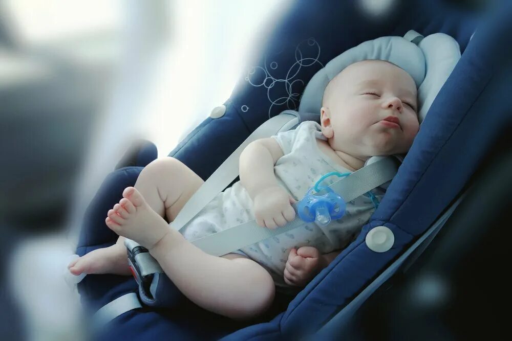Летнему мальчику новорожденному. Автокресло для новорожденных. Новорожденный в автолюльке. Малыш в автокресле. Новорожденный ребенок в автокресле.