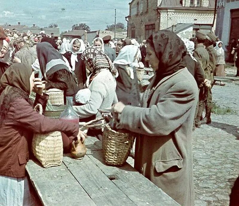 Дети в оккупированных деревнях. 1941 год смоленская деревня оккупация. Немцы в оккупированной деревне. Немцы оккупировали смоленск. Страна находившаяся под оккупацией в 1975 2002.
