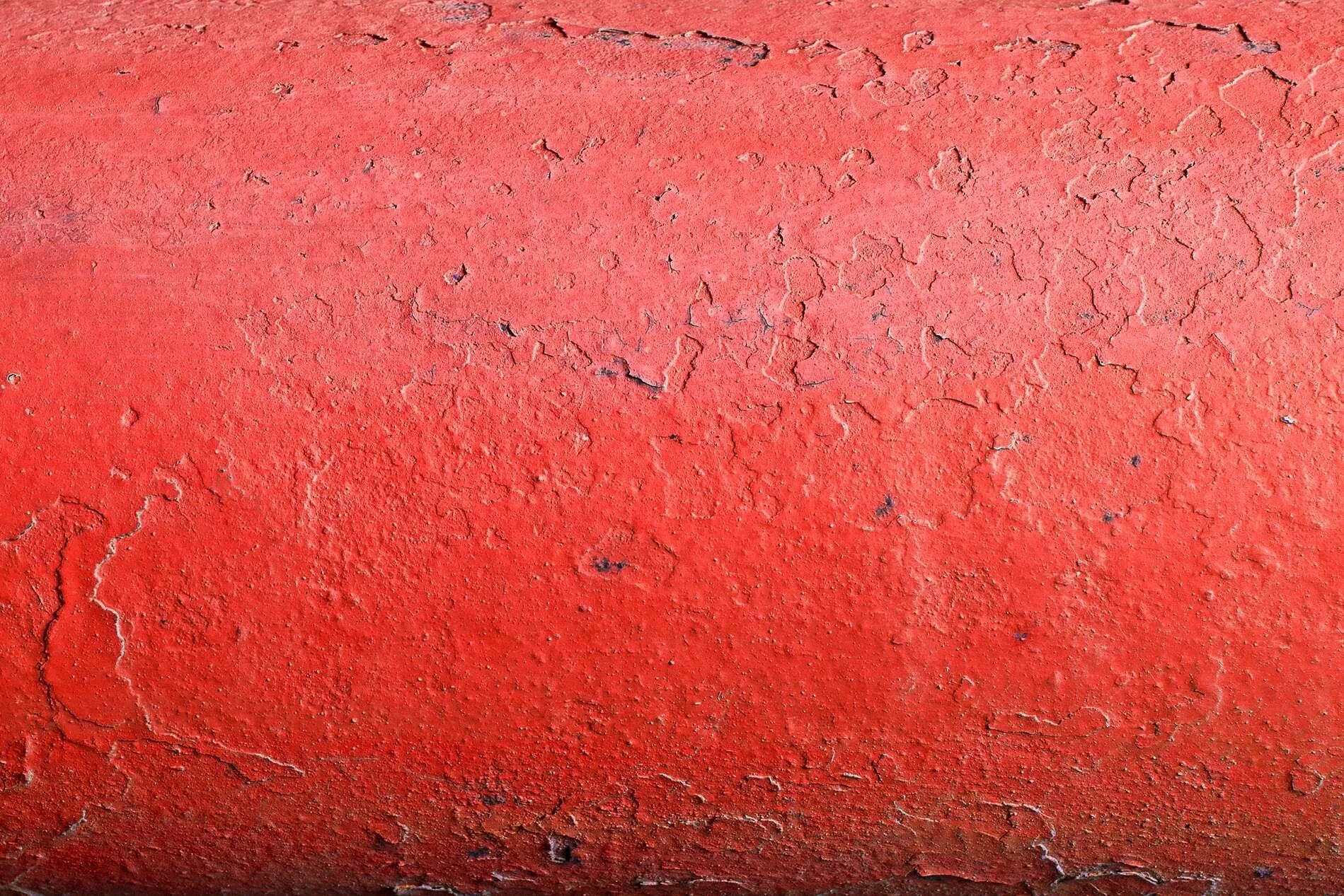 Красноватая краска из одноименного дерева 6 букв. Крашенный металл. Красный металл текстура. Красный металл фактура. Текстура краски на металле.