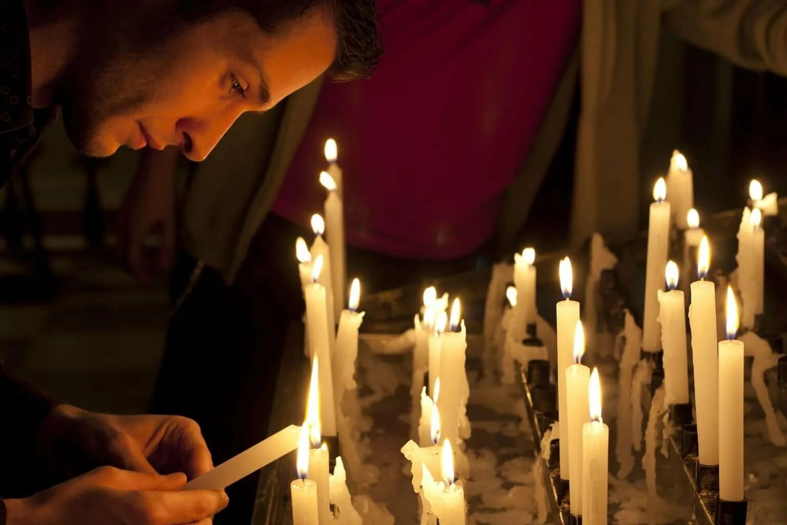 Мужчина молится в храме. Человек свеча храм. Люди с свечами в церкви. Человек со свечкой.