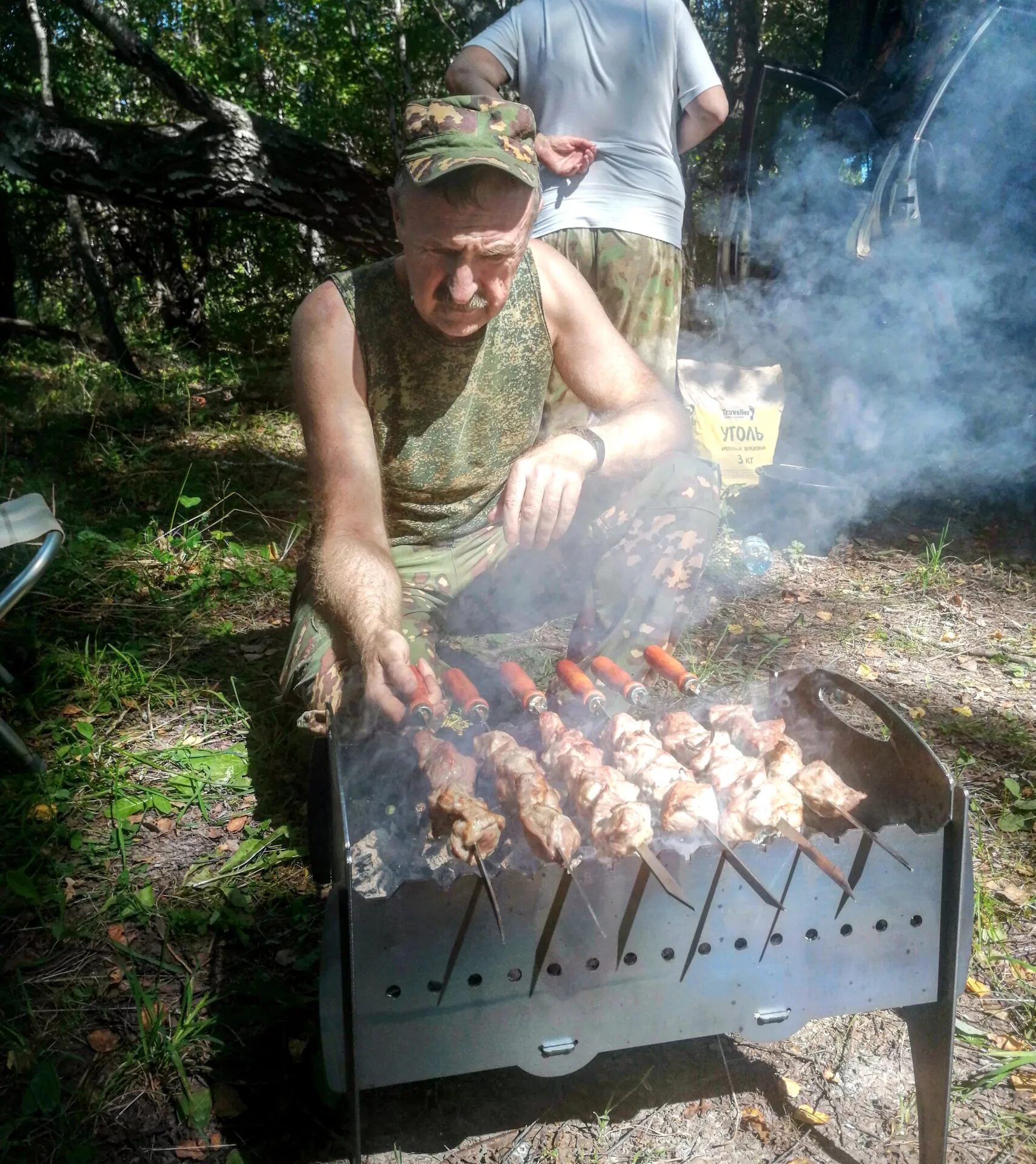 Шашлыки на природе. Шашлык на мангале. Барбекю на природе. Шашлык на мангале на природе. Можно ли жарить шашлык в лесу