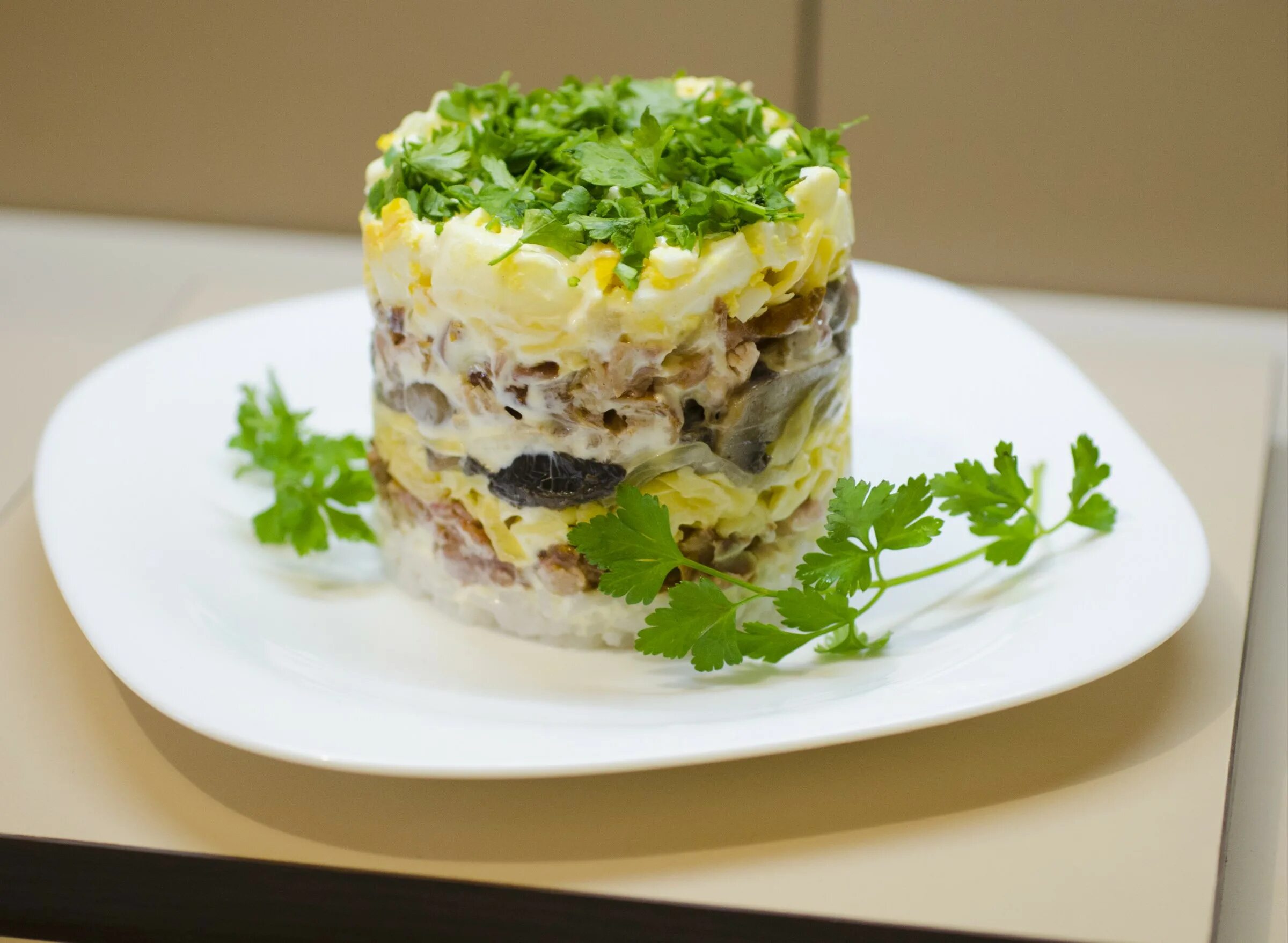 Салат с копчёной курицей и грибами шампиньонами. Салат из консервы скумбрия. Слоёный салат с курицей и грибами. Салат с грибами и сыром.