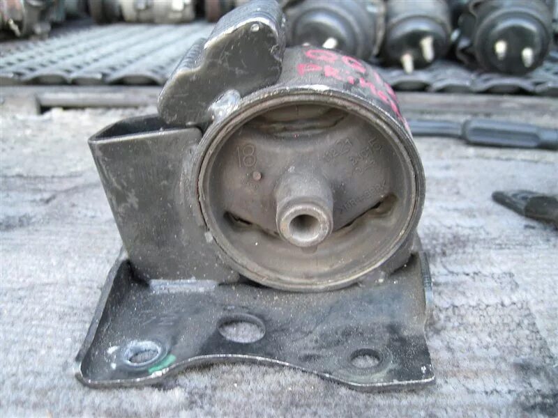 Подушка двигателя ниссан альмера 2204. Nissan almera classic b10 подушки двигателя. 6 подушка акпп. Подушка на ниссан альмера классик. Подушки ниссан альмера классик.