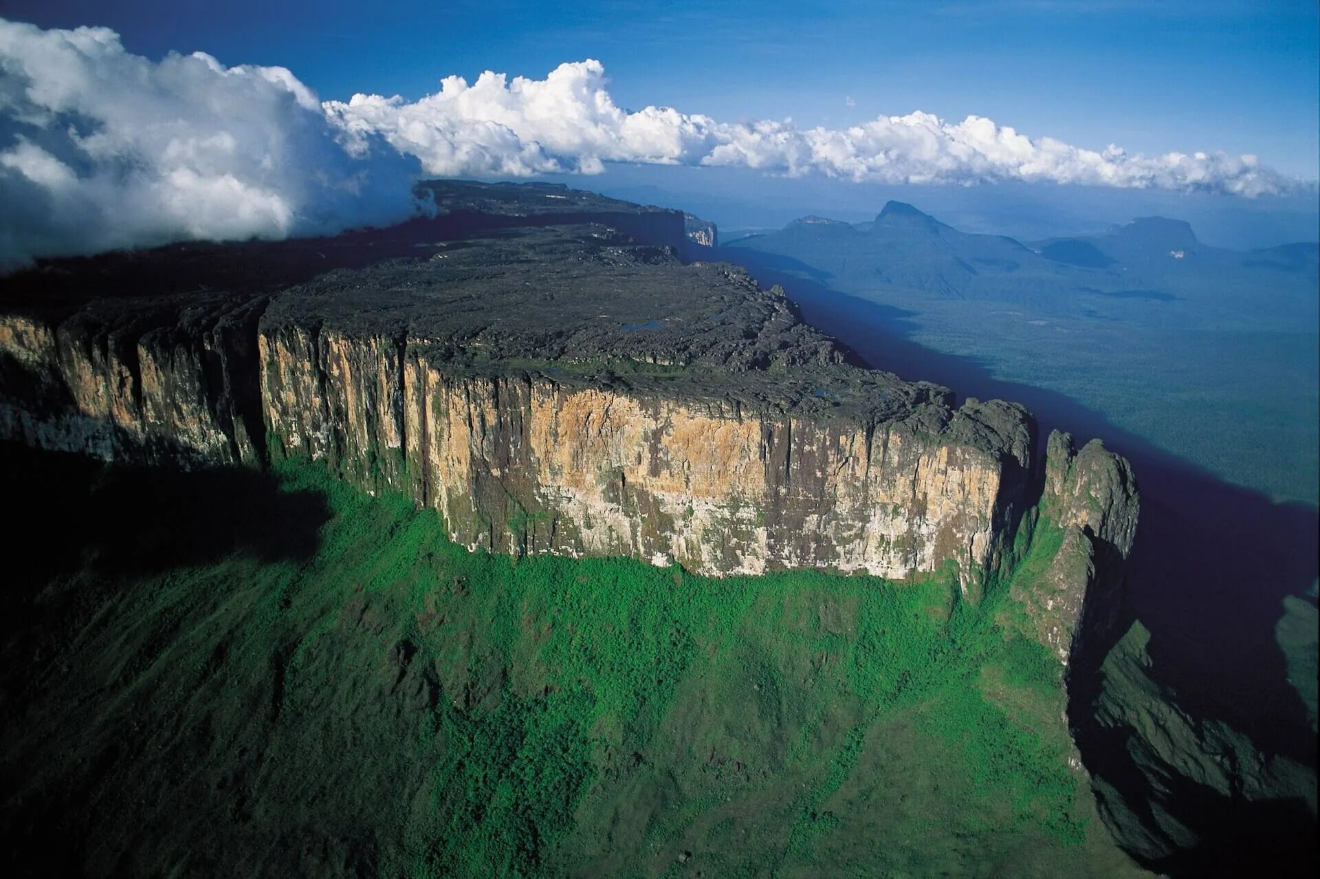 Столовые горы Тепуи в Венесуэле. Столовые горы Рорайма Венесуэлы. Венесуэла плато Тепуи. Венесуэла парк Канайма гора Рорайма. Водопад на гвианском плоскогорье