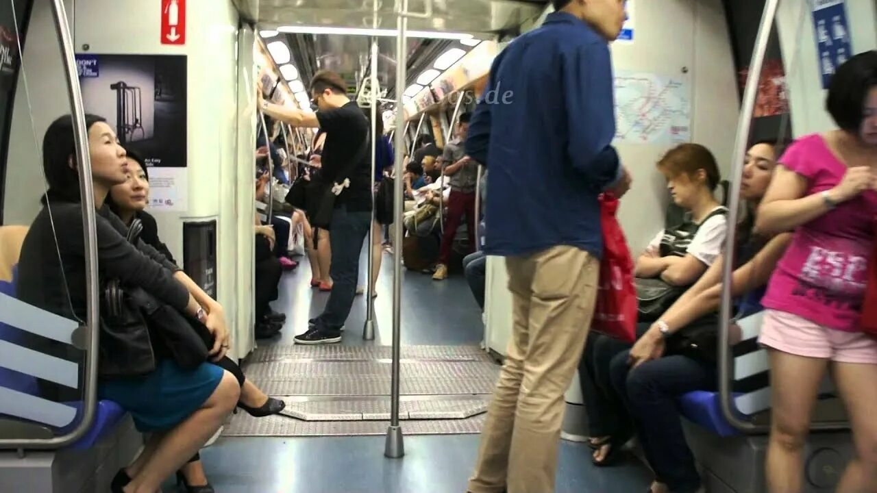 Азиатское метро. В метро одни азиаты. Вагон метро япония. Первое токийское метро. Станции метро токио.