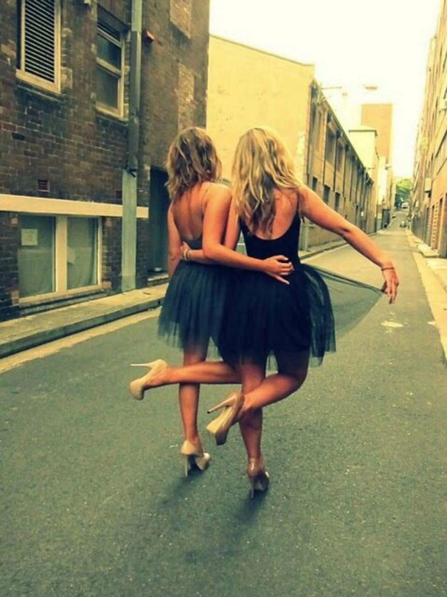 Прикольные картинки про подруг с надписями ржачные. Про подруг прикольные. Мы с подругой прикол. Анекдоты про подруг в картинках. Мемы про подруг.