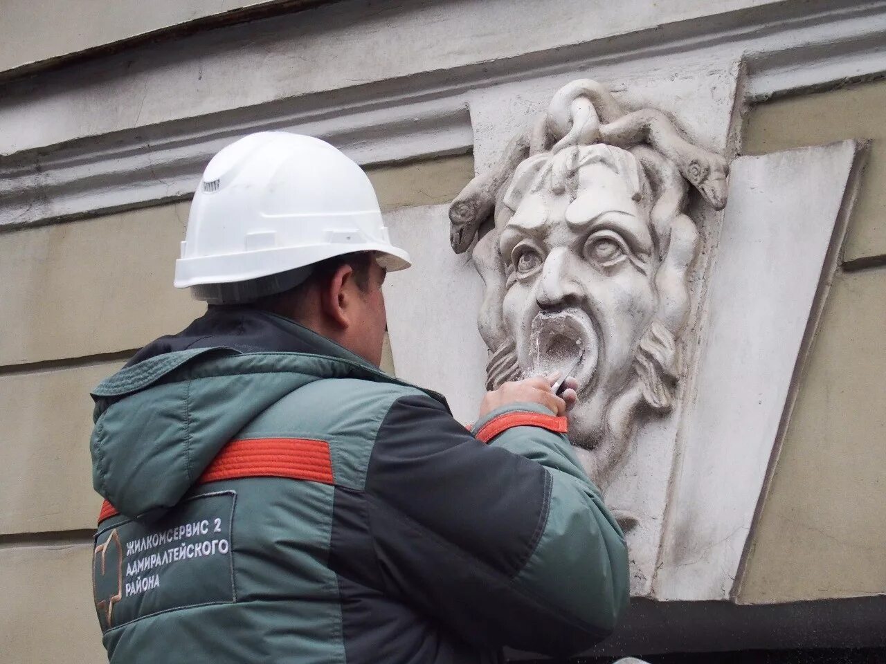 Маскарон Нептун Питер. Дом с маскаронами Бенуа Питер. Маскароны на фасадах в Санкт Петербурге. Реконструкция памятников архитектуры. Реставрация цен в москве