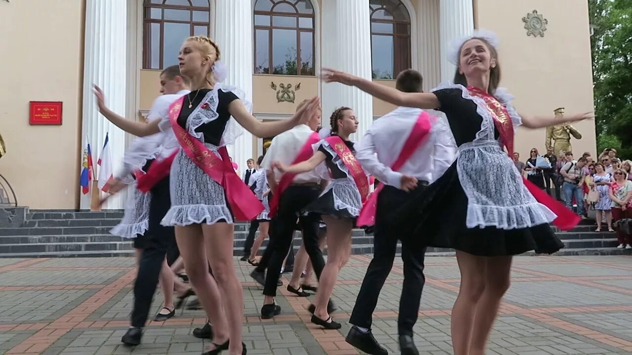 Вальс на выпускной 9 класс музыка. Вальс на последний звонок. Последний звонок в школе 2019. Вальс школьный выпускной. Реальные выпускники.