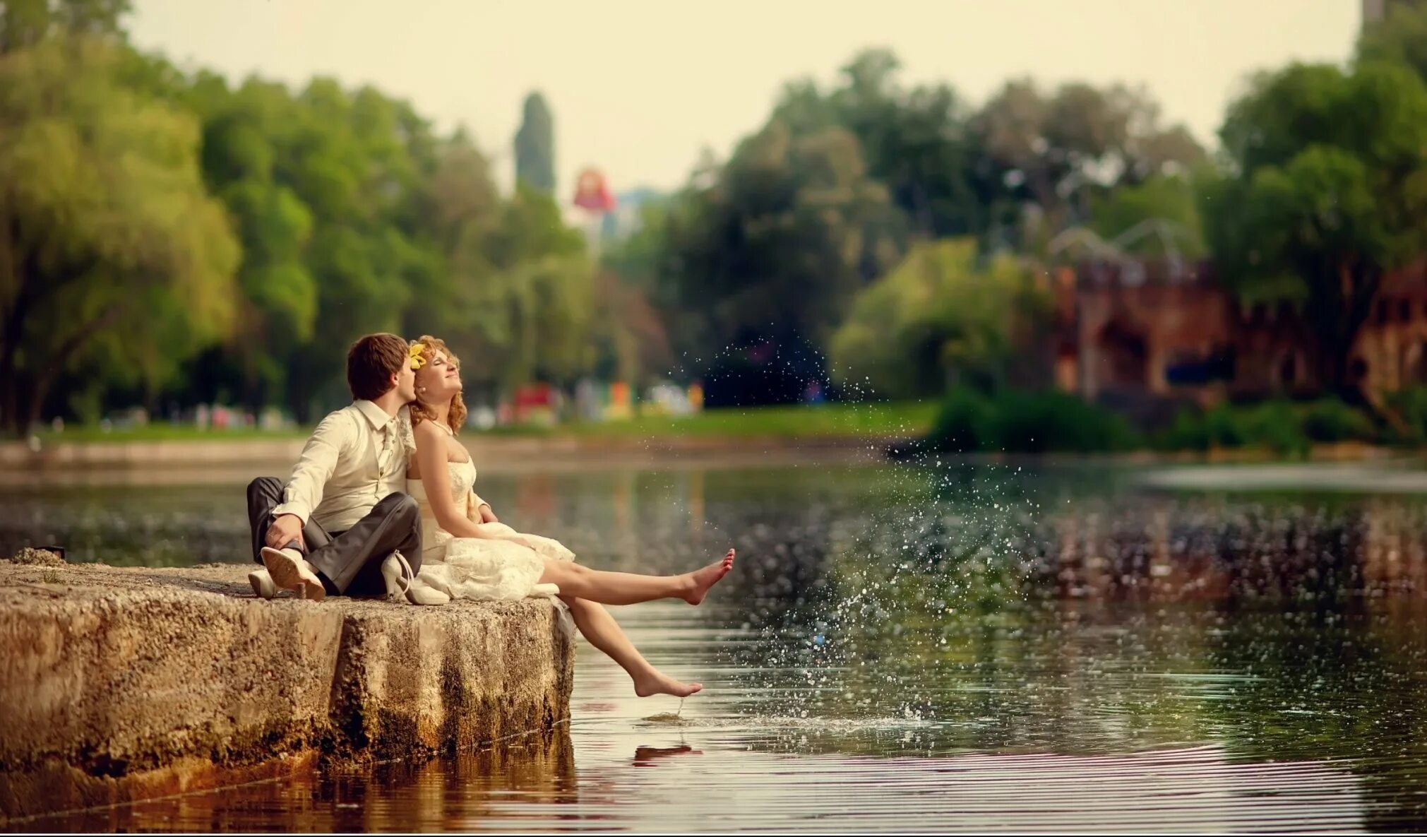 Романтичный пейзаж. Влюбленные на речке. Романтическая фотосессия на природе. Весенняя романтика.