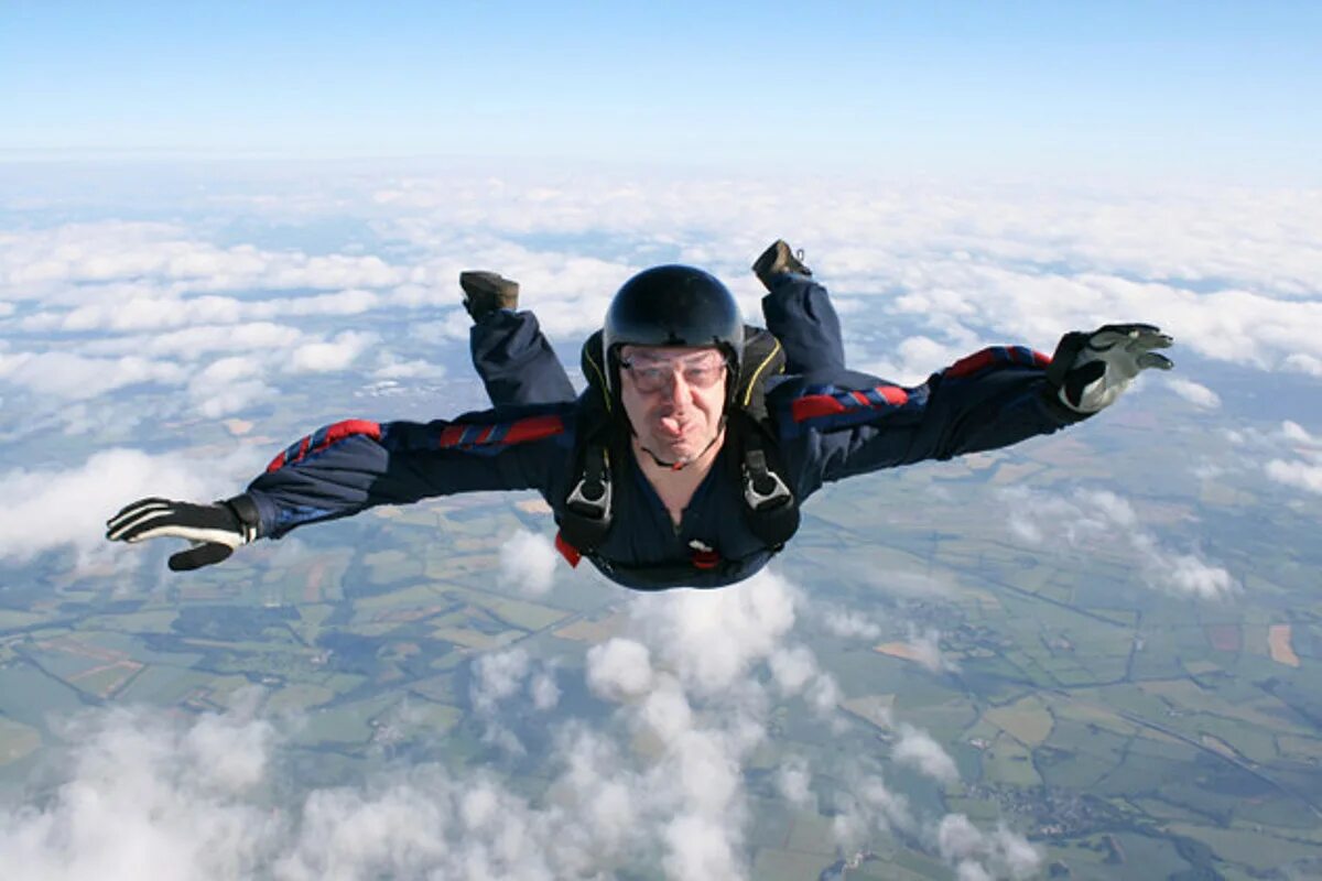 Видео полета первого человека. Парашютист. Человек в Свободном падении. Человек прыгает с парашютом. Парашютисты в небе.