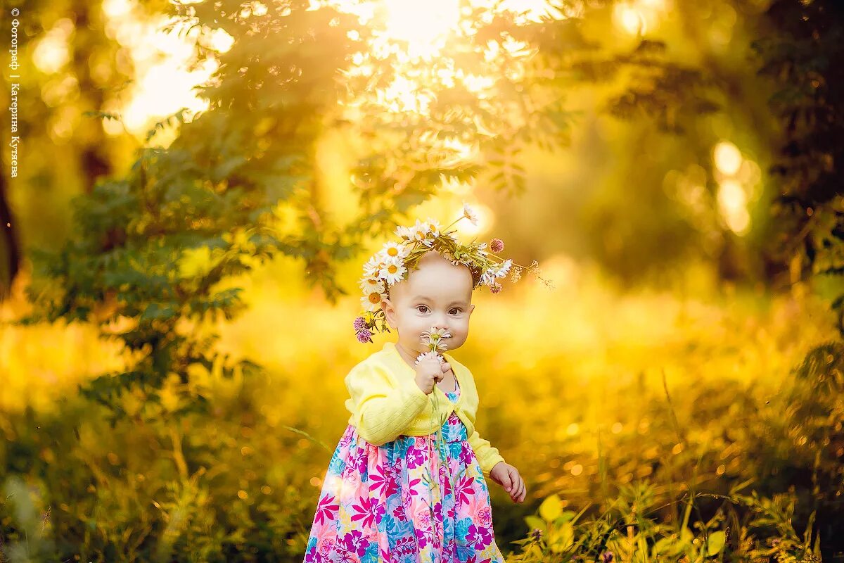 дети и природа. девушка в солнечных лучах. солнце на ладони. радостная девочка. солнце счастье радость.