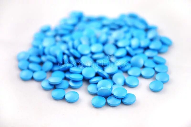 Синие таблетки обезболивающие. Голубая круглая таблетка. Таблетки голубого цвета круглые. Маленькие голубые таблетки. Таблетка ярко голубого цвета.