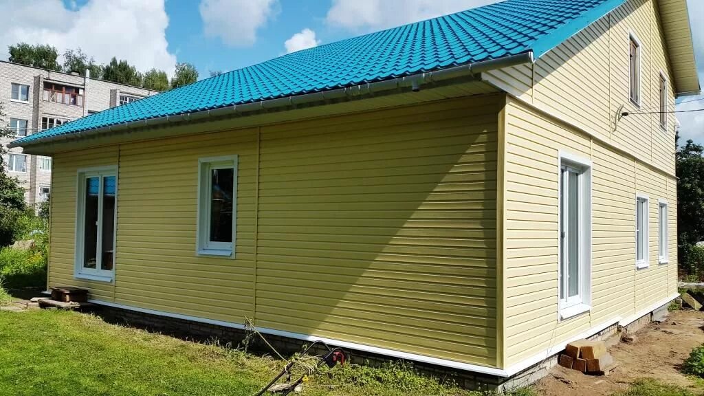 Дом обшит сайдингом 60м2. Дом из бруса обшитый сайдингом. Сайдинг квадратный метр. Дом обшитый сайдингом. Сайдинг ral 1015.