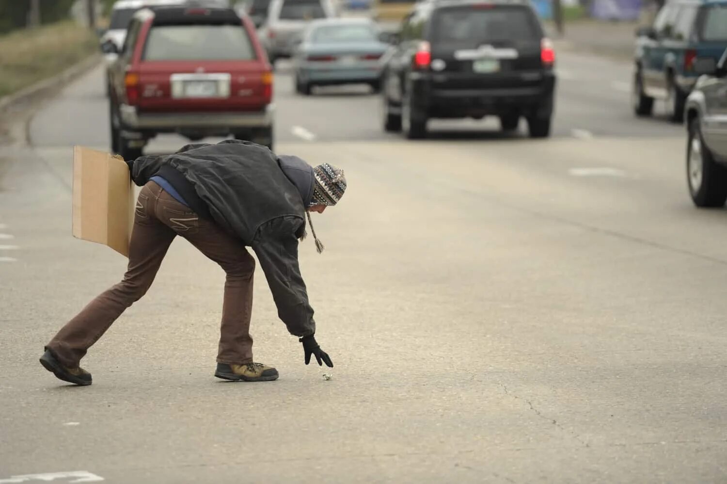Дети гуляют на улице. Подобрал на улице. Бездомные кошки. Парень на улице. Бездомный пес.