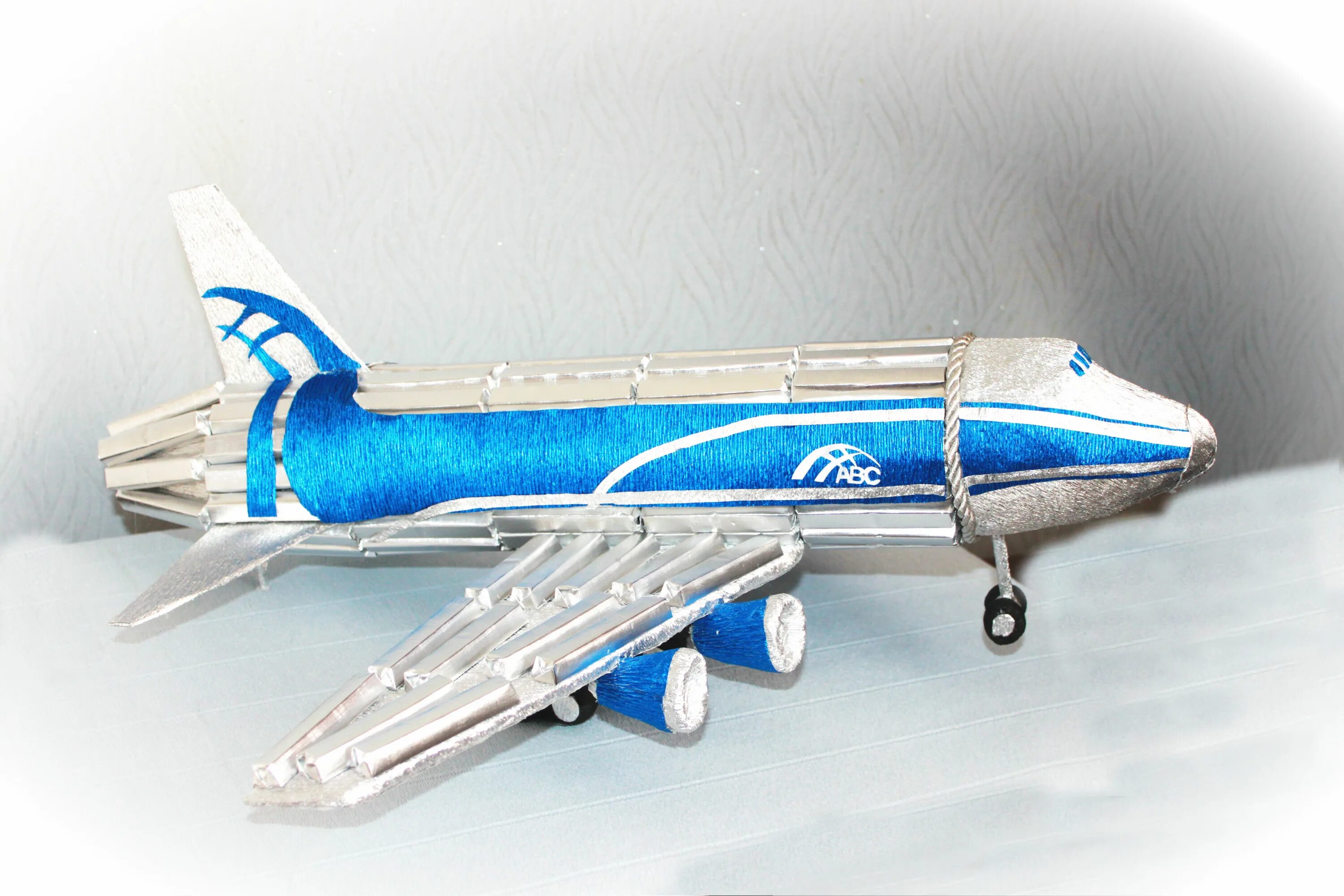 Самолет из шоколадок. Самолет из бутылки. Модель боинг 737 из потолочки. Пассажирские самолеты из бумаги боинг 777. Модели пассажирских самолетов.