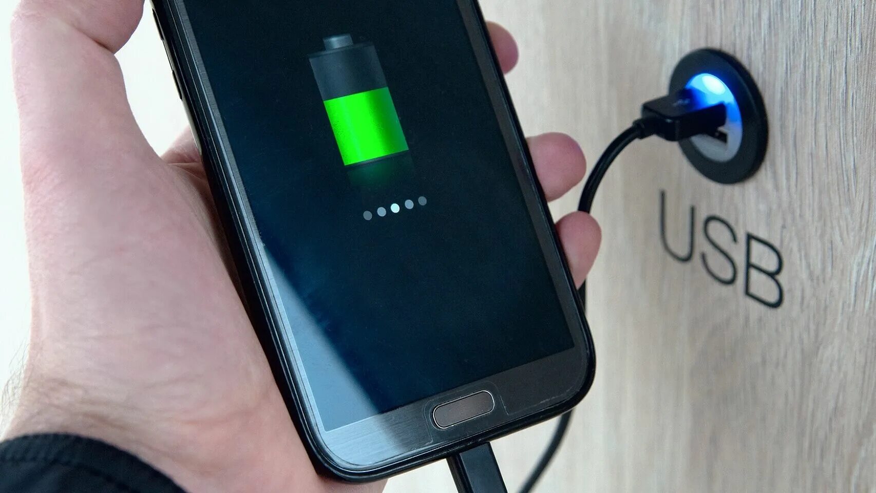 Charge device. Зарядка для смартфона. Смартфон заряжается. Мобильник на зарядке. Подзарядка для смартфона.