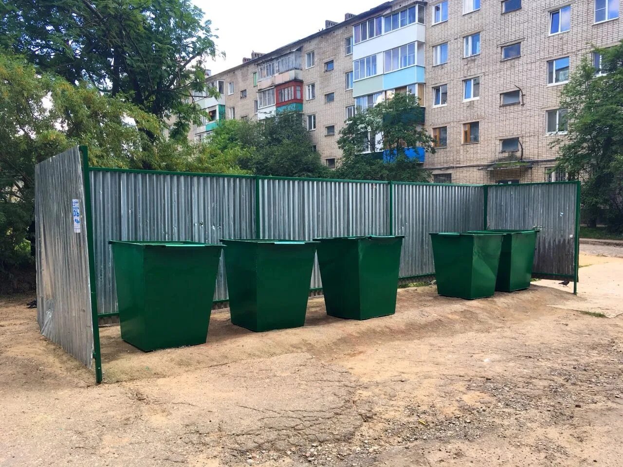 Контейнеры мкд. Мусорные контейнеры во дворе. чистая контейнерная площадка. контейнерная площадка во дворе. мусорные баки для многоквартирных домов.