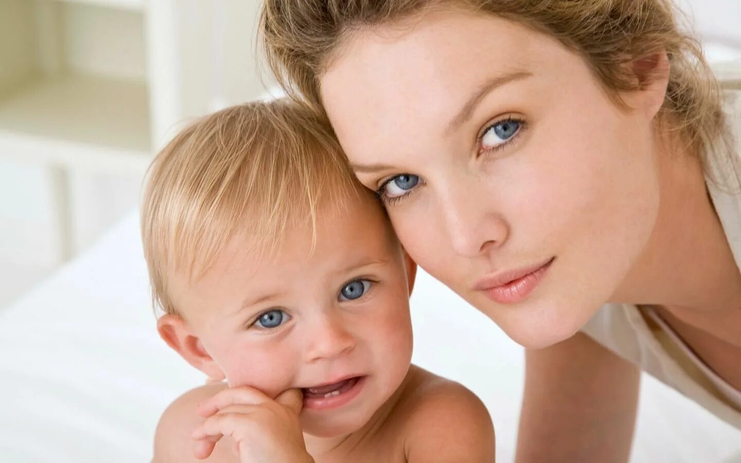 Мать с ребенком. Совершенные детьми. Семья с девочкой. Мама с ребёнком на руках. Совершенные детьми.