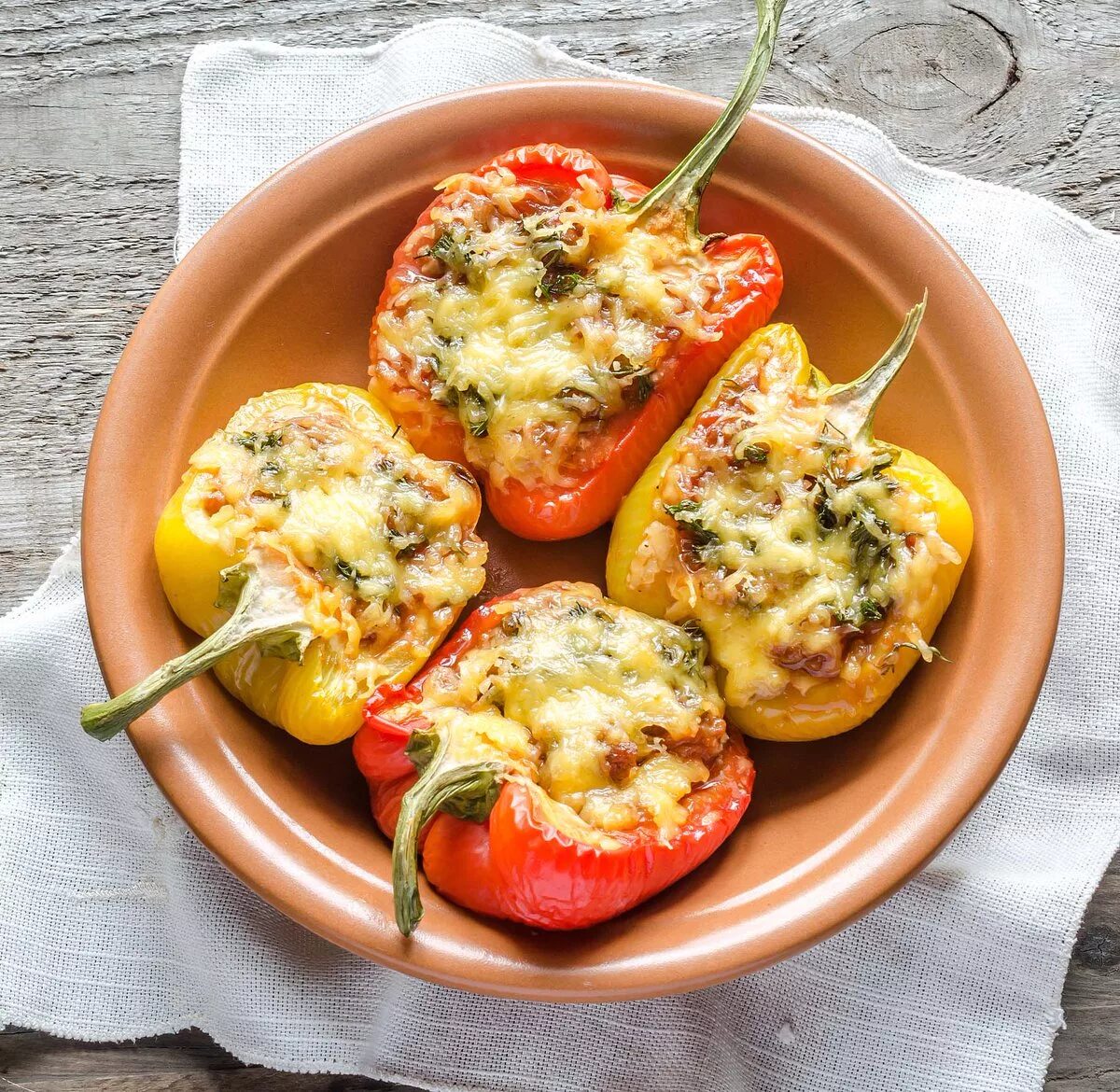 Фаршированные перцы с курицей. Кето фаршированные перцы. Фаршированные половинки перца. Перец фаршированный булгуром. Фаршированные перцы в духовке.