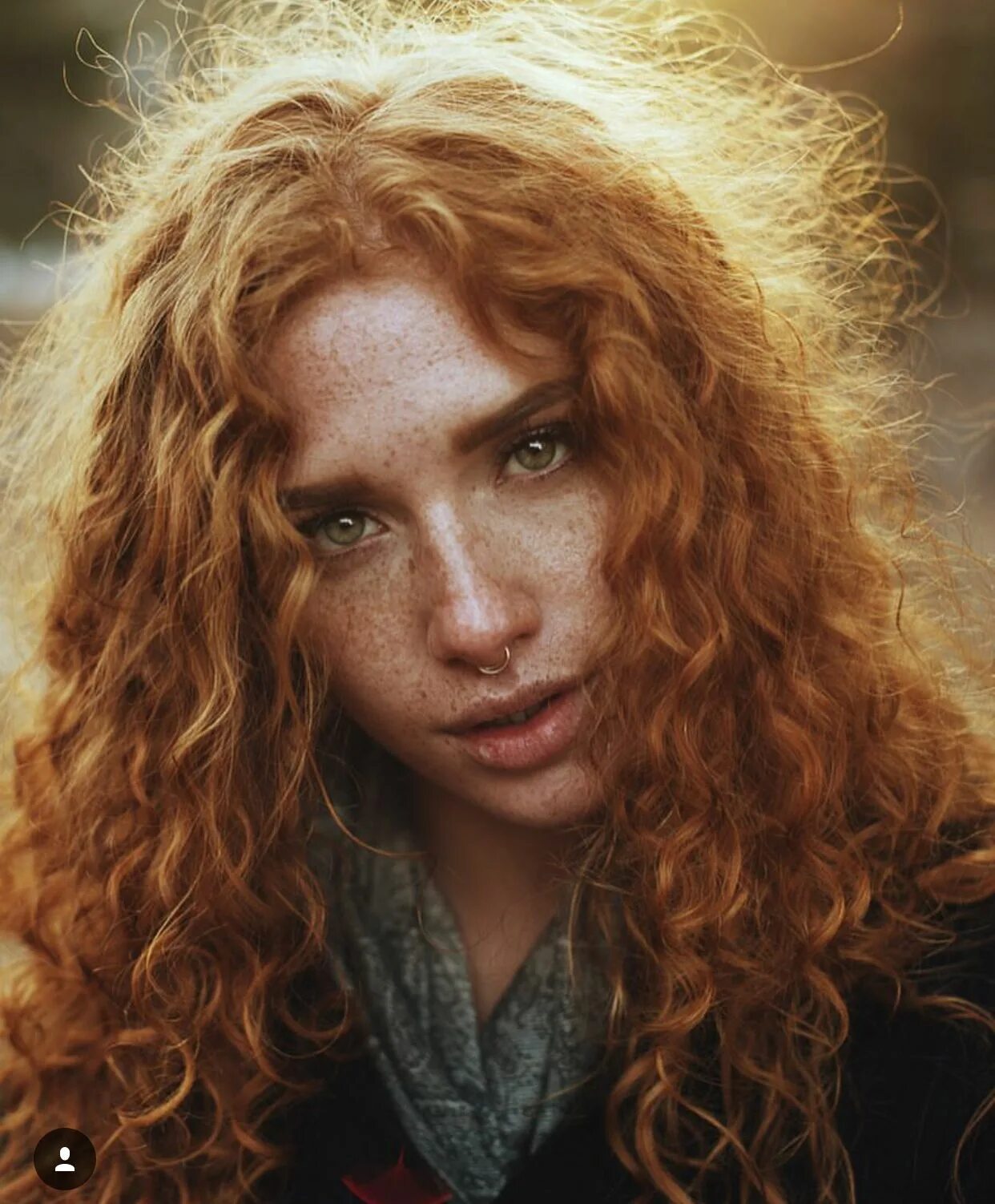 рыжая кудрявая девушка. рыжие кудрявые волосы. девушка с рыжими кудрями. полина белявина рыжая кудряшка. рыжеволосая катрин кюн.
