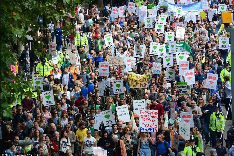 Экологическая манифестация. Climate change protest. Экологический митинг в Европе. Активные митинги за экологию. Экологические митинги