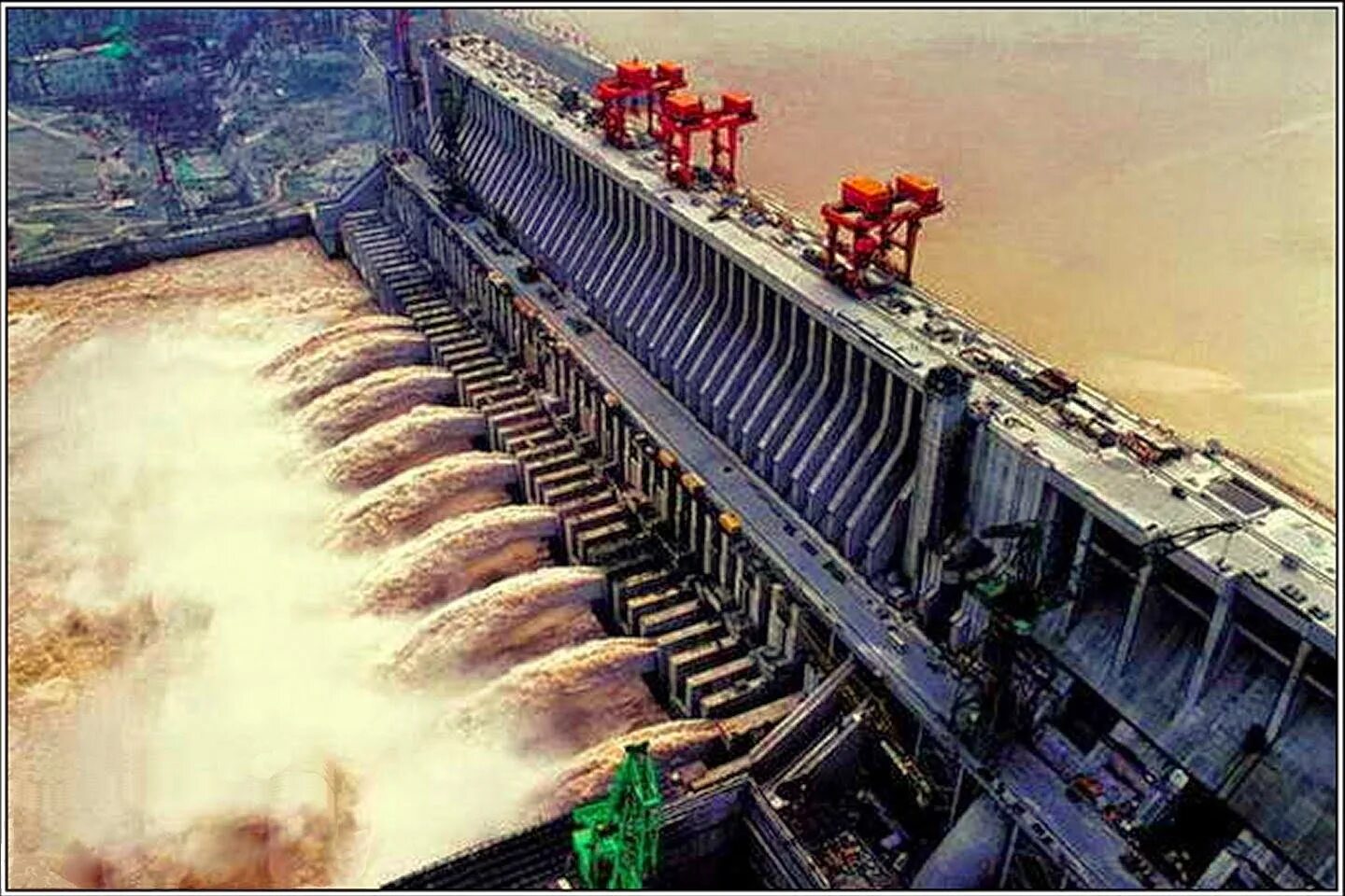 Плотина в китае. Плотина три ущелья. ГЭС три ущелья Китай. ГЭС на Янцзы. Плотина на Янцзы.