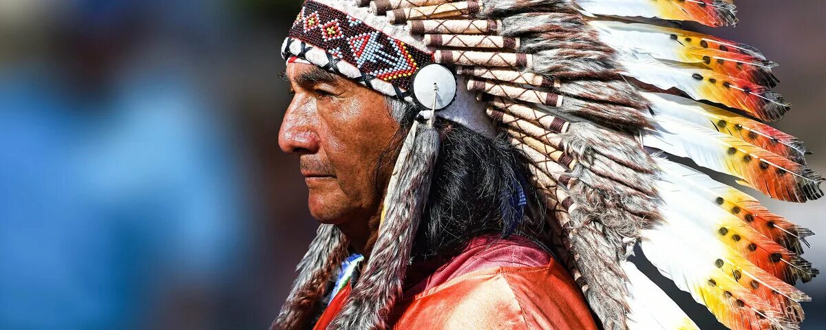 Индейский народ 5 букв. Легенды индейцев. Мифы индейцев Северной Америки. Легенды народов Северной Америки. Политики с перьями на голове.