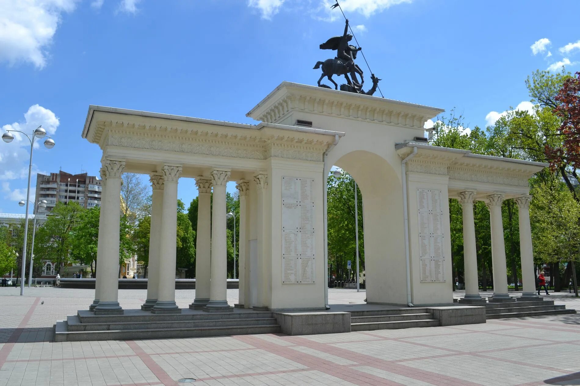 Сквер Жукова Краснодар. Арка в сквере Жукова Краснодар. Мемориальная арка ими гордится Кубань. Памятники в сквере Жукова Краснодар. Культурные достопримечательности краснодарского края