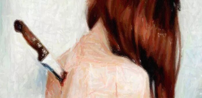 Тату на позвоночнике для девушек. Девушка с ножом за спиной. Девушка нож в спину. Тату на позвоночнике. Анна седокова в бинтах.