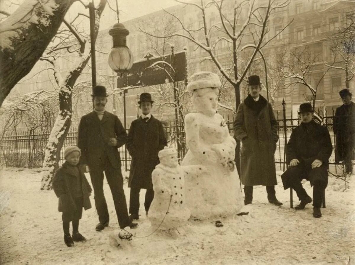 Рождество начало 20 века. Новый год 1900. Снеговик 19 века. Снеговик старые снимки.