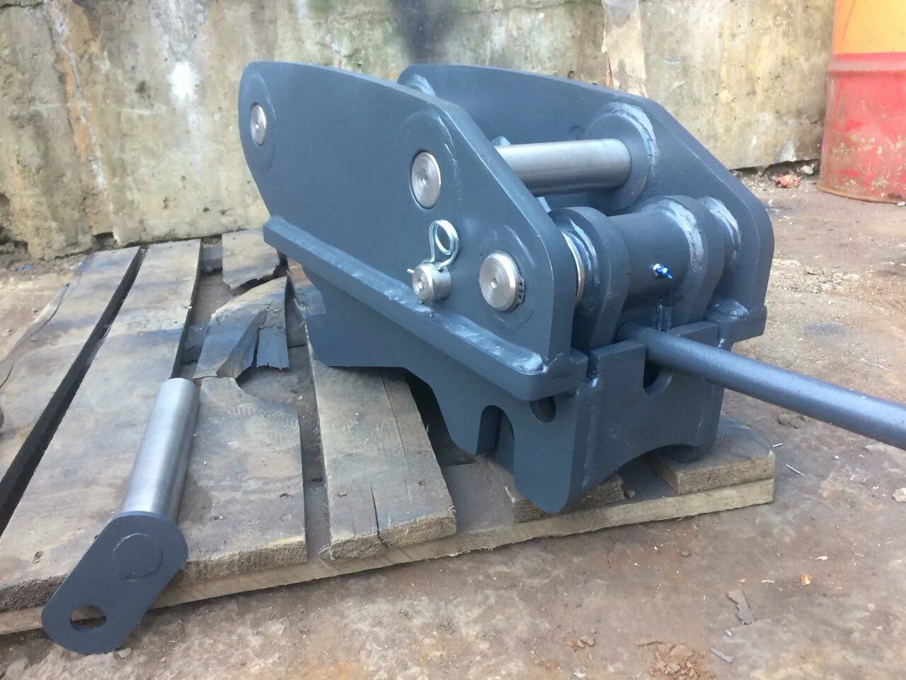 Квик каплер hitachi zx120. Быстросъем квик каплер. Быстросъем для экскаватора. Быстросъем для ковша экскаватора либхер 938. Быстросъем для экскаватора.