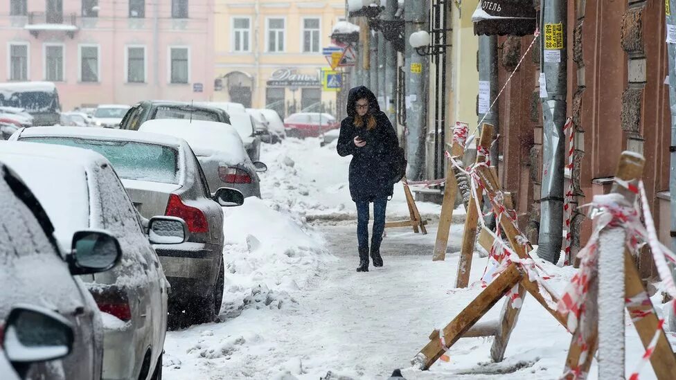 Реклама мешает убрать. Беглов убирает снег. Иностранцы зимой. Картинка иностранцы в Питере зимой. Женский коллапс на улице фото.