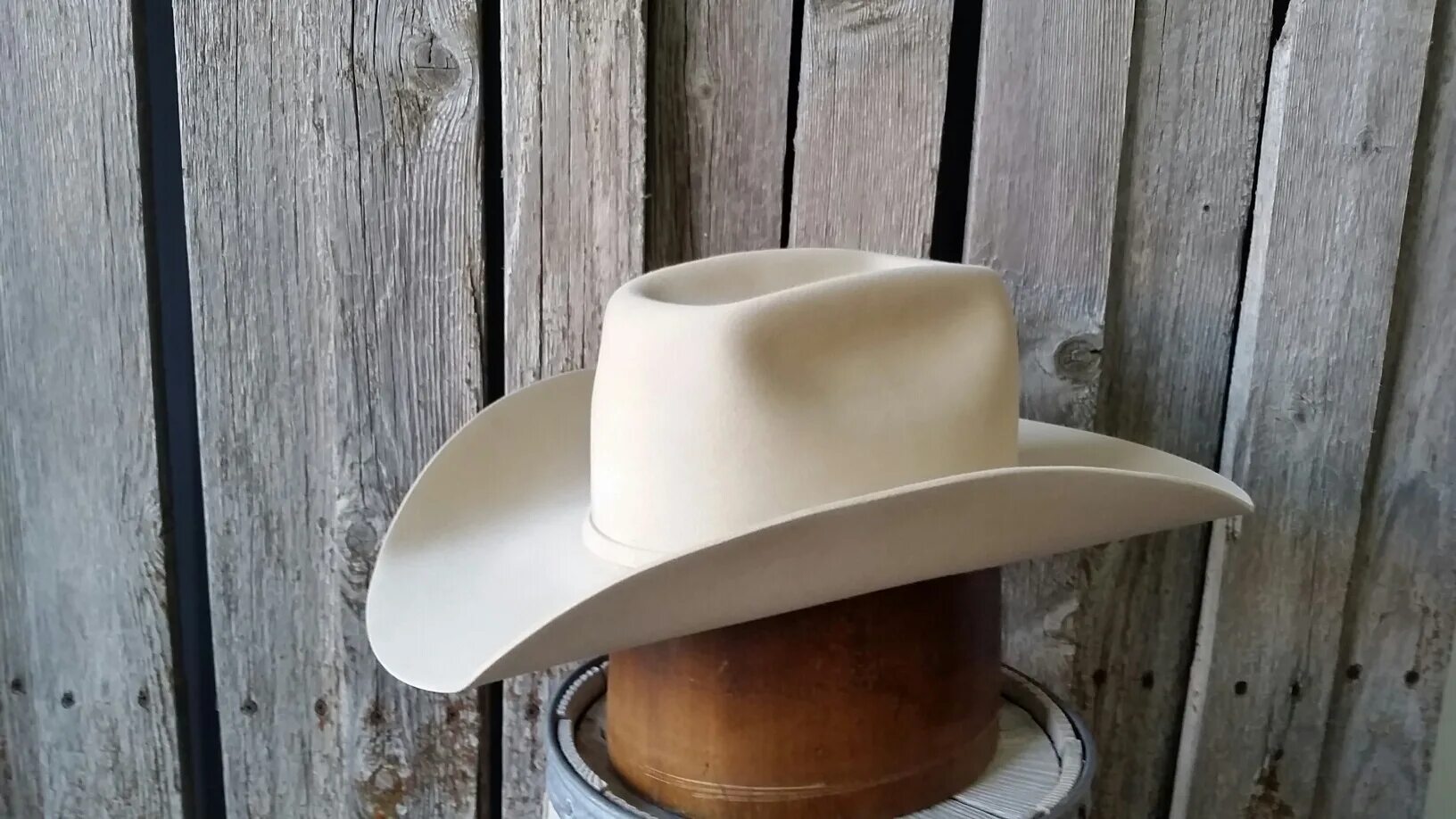 Ковбойская шляпа. Белая ковбойская шляпа. Настоящая ковбойская шляпа. Ковбойская шляпа с клыками. Каска в форме шляпы