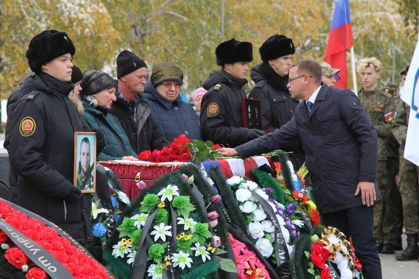 Новости каменска уральского сегодня последние. Аллея славы Каменск-Уральский. Похороны на аллее славы Каменск-Уральский.