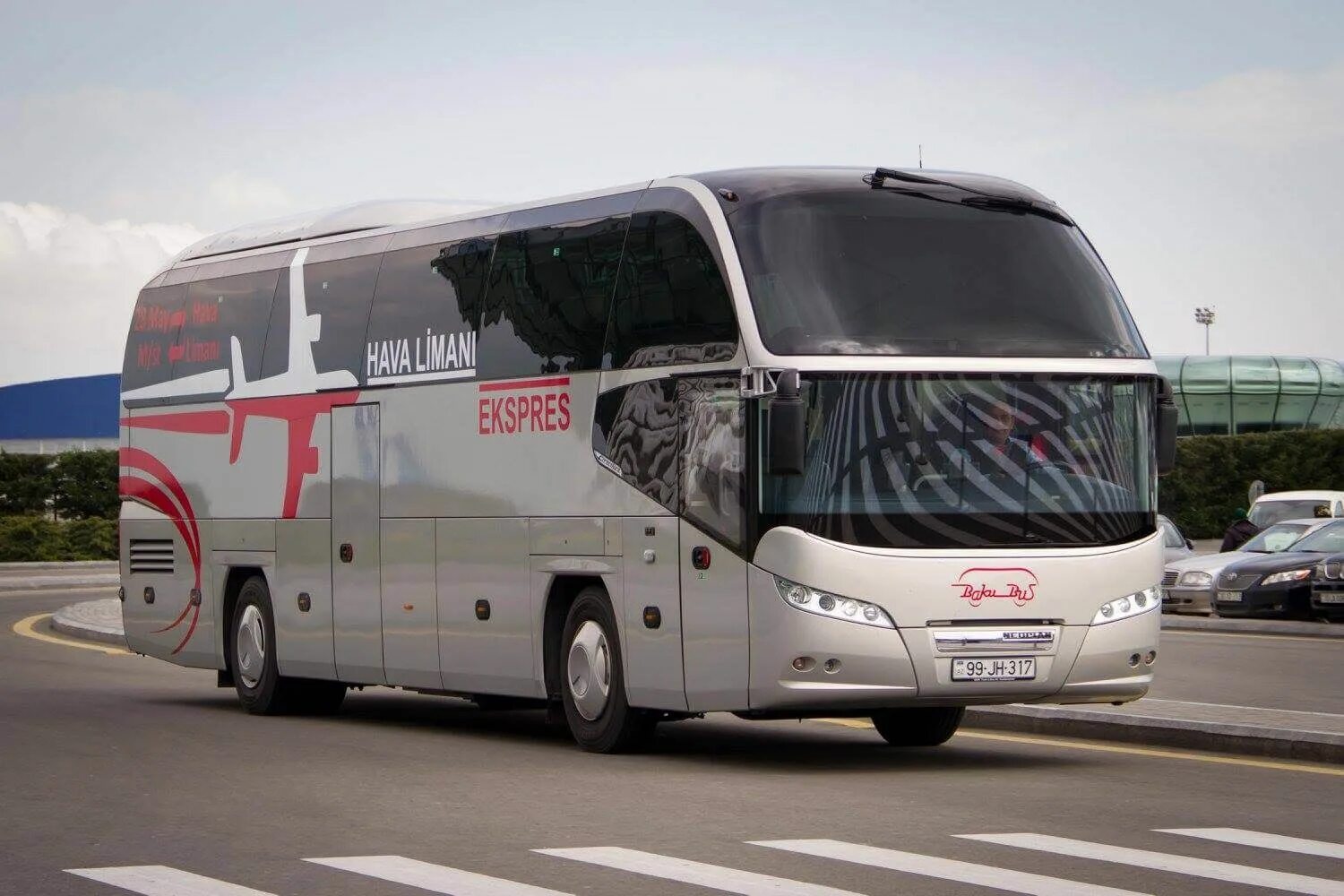 Такси в баку. От аэропорта баку автобус экспресс. Автобус до аэропорта баку. Автобус h1 баку. Баку автобус из аэропорта.