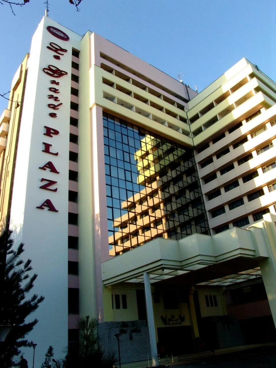 Grand Plaza Ташкент. Плаза гостиница Ташкент. Ле Гранде Плаза. Le grande Plaza Hotel.