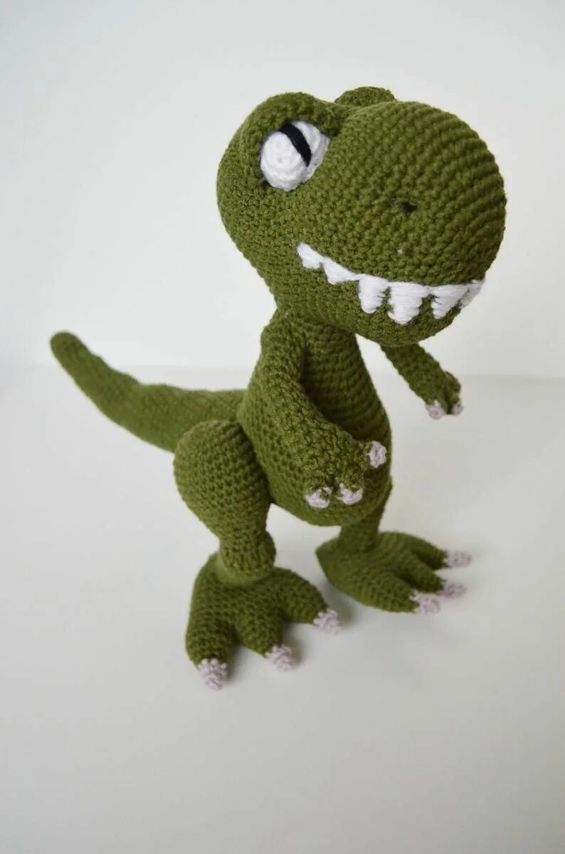 Вязаный динозавр крючком. Динозаврик t rex amigurumi. t-rex амигуруми. вязаный динозавр тирекс.