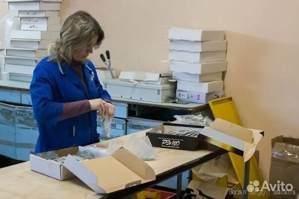Упаковщица швейный. Упаковщик. упаковщики фасовщики. упаковщик на швейное производство. упаковщица обуви.